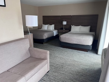 2 Queen Beds with Pull Out Couch