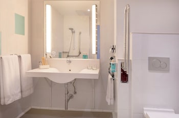 Accessible Superior Deluxe Room with 1 Queen Bed in the Deluxe Building