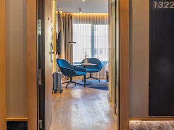 Accessible Superior Deluxe Room with 1 Queen Bed in the Deluxe Building