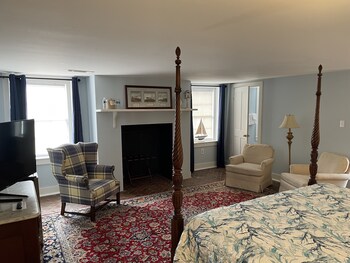 Room, 1 King Bed (401), Stairs Required