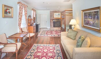 Room, 1 King Bed (207), Stairs Required