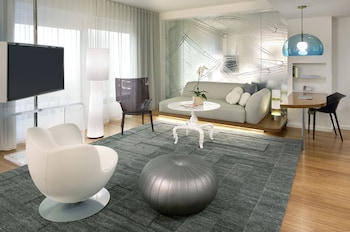 Deluxe Studio, 1 King Bed, Bathtub (Mobility & Hearing)