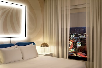 Deluxe Studio, 1 King Bed, Bathtub (Mobility & Hearing)