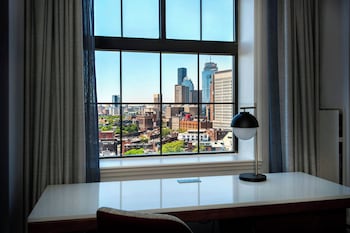 Suite, 1 Bedroom, Hearing Accessible, City View (Roll-in Shower, Top Floor)