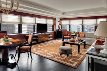 Suite, Tower (Corner with Pantry)