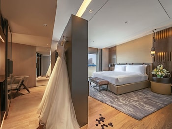 Suite, 1 King Bed, Club Lounge Access