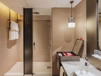 Executive, 2 Doubles, L65 Lounge Access, High Floor, Balcony, City View