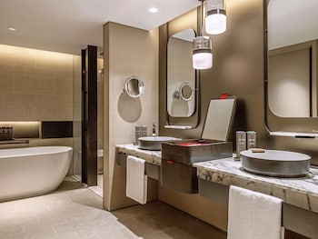 Suite, 1 King Bed, Club Lounge Access