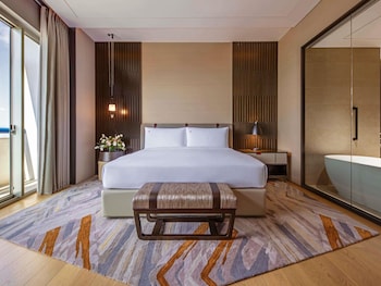 Crest Suite Marina Bay, 1 King, L65 Lounge Access, High Floor, 2 Balconies, Marina Bay View