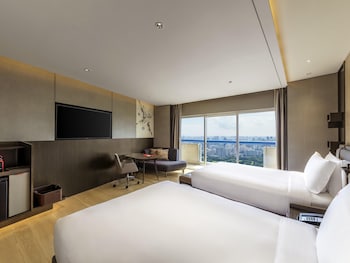 Executive, 2 Doubles, L65 Lounge Access, High Floor, Balcony, City View
