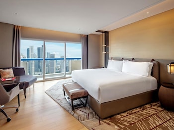 Swiss Marina Bay, 1 King, High Floor, Balcony, Marina Bay View