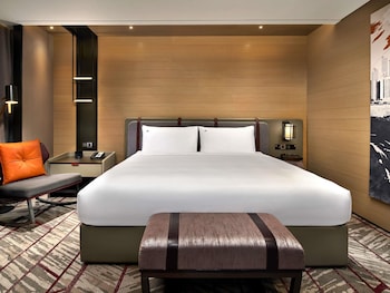 Premier Room, 1 King Plus, Balcony, City View