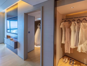 Suite, 1 King Bed, Club Lounge Access