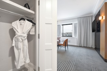 Superior Suite, 1 King Bed (Roll-in Shower)