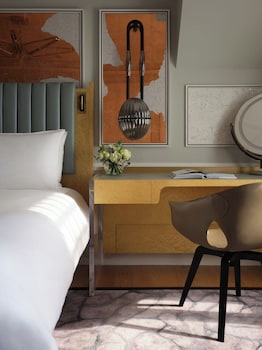 Suite (Sloane)