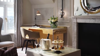 Suite (Sloane)