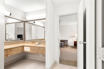 Suite, 1 King Bed with Sofa bed, Non Smoking