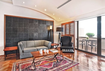Parklane Split Level Suite - 3-5 Minutes Walking Distance to Annex Building