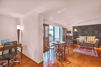 Parklane Split Level Studio - 3-5 Minutes Walking Distance to Annex Building