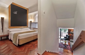 Parklane Split Level Studio - 3-5 Minutes Walking Distance to Annex Building
