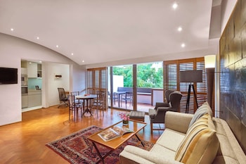 Parklane Split Level Studio - 3-5 Minutes Walking Distance to Annex Building