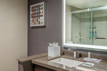 Room, 1 King Bed, Mobility Accessible, Bathtub