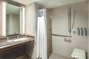 Room, 1 Queen Bed, Hearing Accessible (Roll-in Shower)