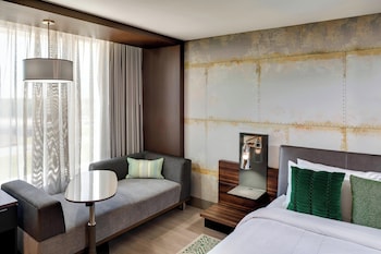 Room, 1 King Bed (Corner)