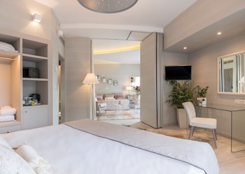 Deluxe Suite with Corner Balcony and Lycabettus Hill View