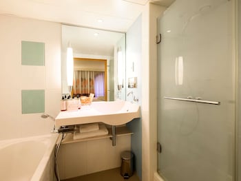 Executive Room, 1 Queen Bed with Sofa bed