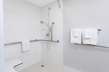 Standard Room, 1 Queen Bed, Accessible (Communications, Accessible Tub)