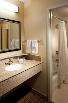Room, 2 Queen Beds, Hearing Accessible (Roll-in Shower)