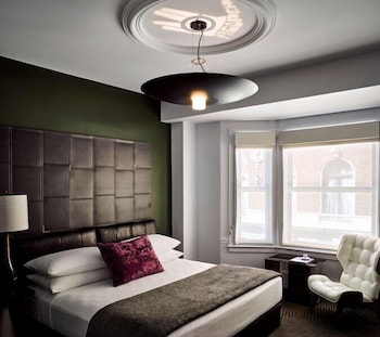Room, 1 Queen Bed, Hearing Accessible (Mobility, Roll-in Shower)