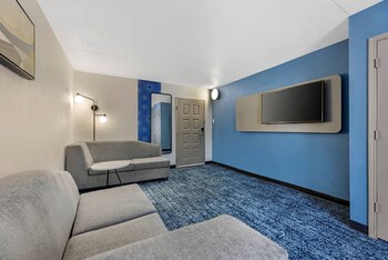 Suite, 1 King Bed, Non Smoking (Efficiency)