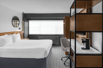 Standard Room, 1 King Bed (Hearing Accessible)
