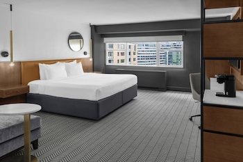 Deluxe Room, 1 King Bed, City View