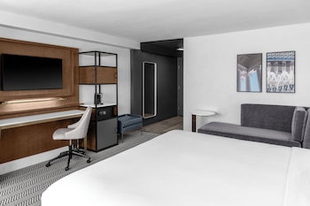 Deluxe Room, 1 King Bed, City View (Hearing Accessible)