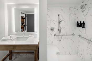Executive Room, 2 Queen Beds (Mobility Accessible, Roll-In Shower)