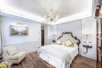 Superior Double or Twin Room (Golden Leaf )