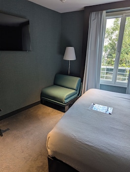 Deluxe Room, 1 King Bed, Non Smoking (with Single Sofabed;Larger Room)