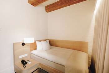 Room (Compact Single)