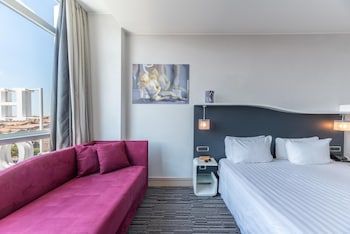 Deluxe Room, 1 King Bed, Smoking