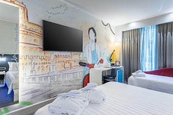 Comfort Room, Multiple Beds, Smoking