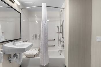 Room, 2 Queen Beds, Accessible, Bathtub (Mobility & Hearing)