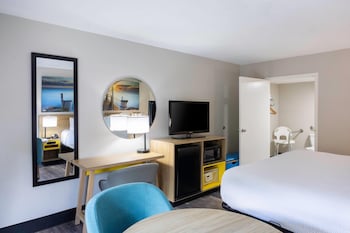 Room, 1 King Bed, Accessible, Non Smoking (Mobility/Hearing/Tub w/Grab Bars)
