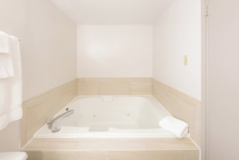 Premium Room, 1 King Bed, Jetted Tub