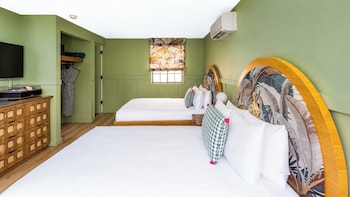 Studio, 2 Queen Beds (Pool House)