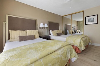Suite, 1 Bedroom, Kitchen, Pool View (2 Double Bed with Sofa Bed)
