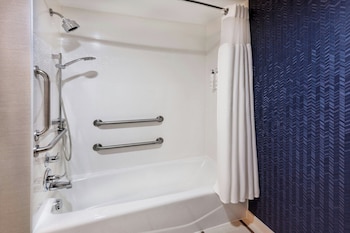 Room, 1 Queen Bed, Accessible Bathtub
