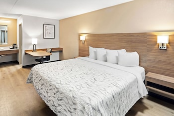 Premium Room, 1 King Bed, Accessible (Upgraded Bedding & Snack, Smoke Free)